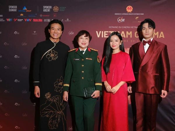 đạo diễn phim mưa đỏ là ai 16