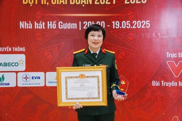 đạo diễn phim mưa đỏ là ai 9