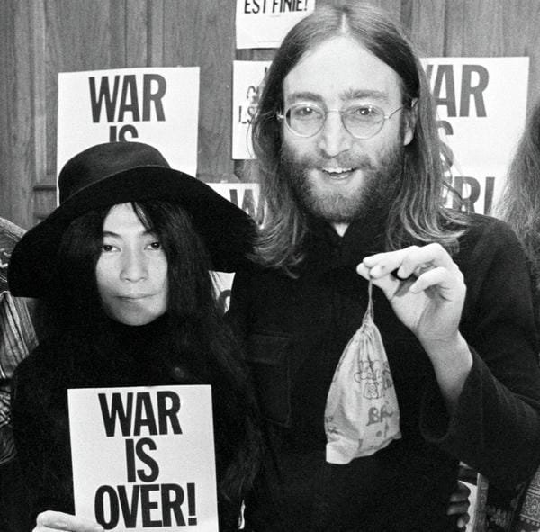 ai là người sáng tác bài hát “imagine” 15