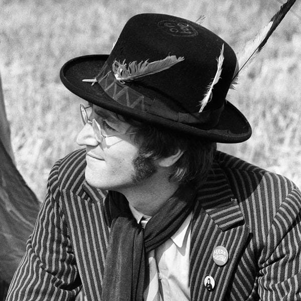 ai là người sáng tác bài hát “imagine” 9