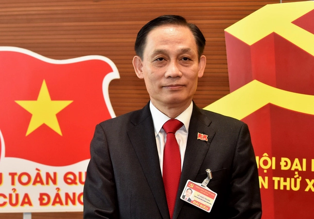 le-hoai-trung-la-con-ai-he-lo-danh-tinh-gia-the-ac-biet_187